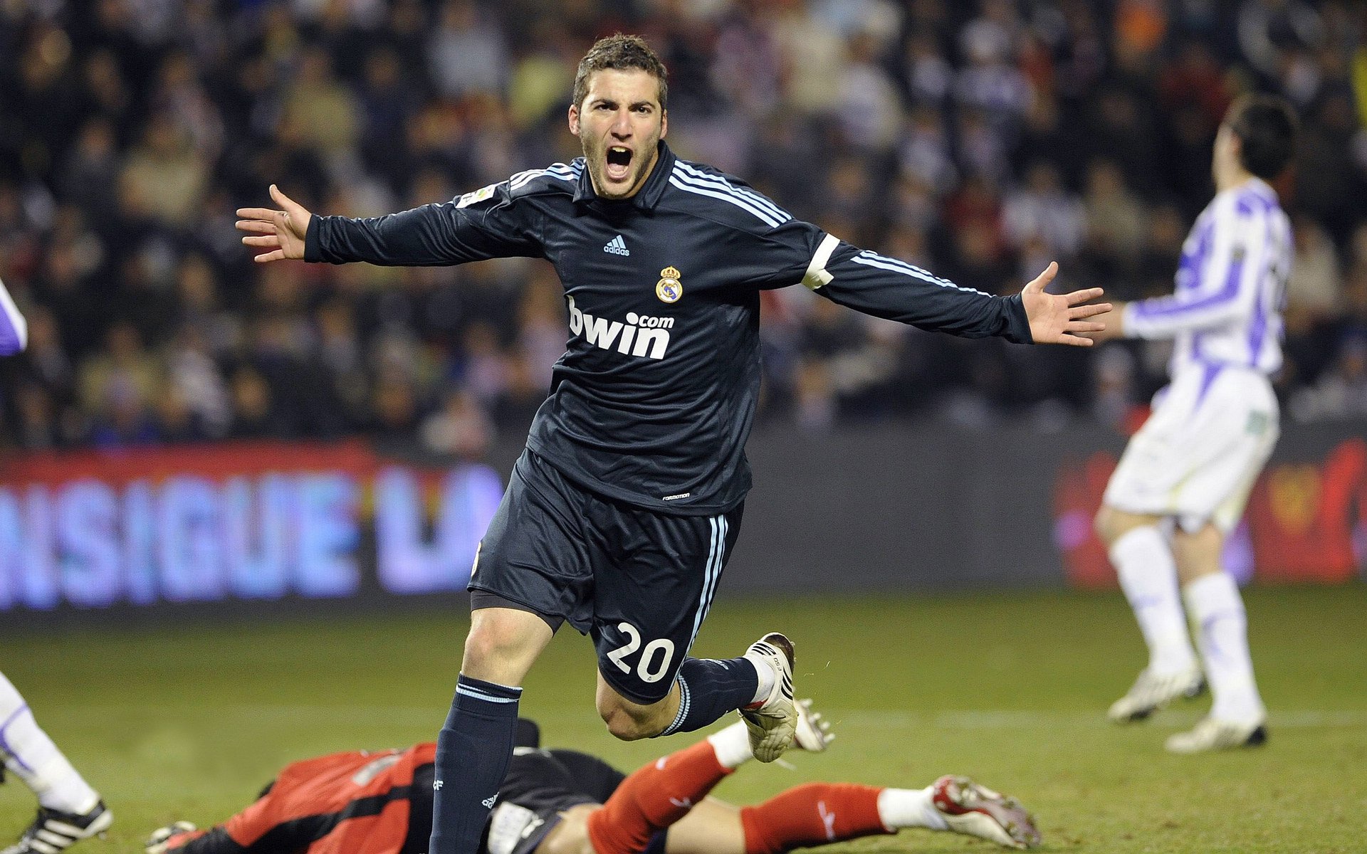 维尼修斯火线反击，皇马内线火力渐次爆发，皇马妮维雅